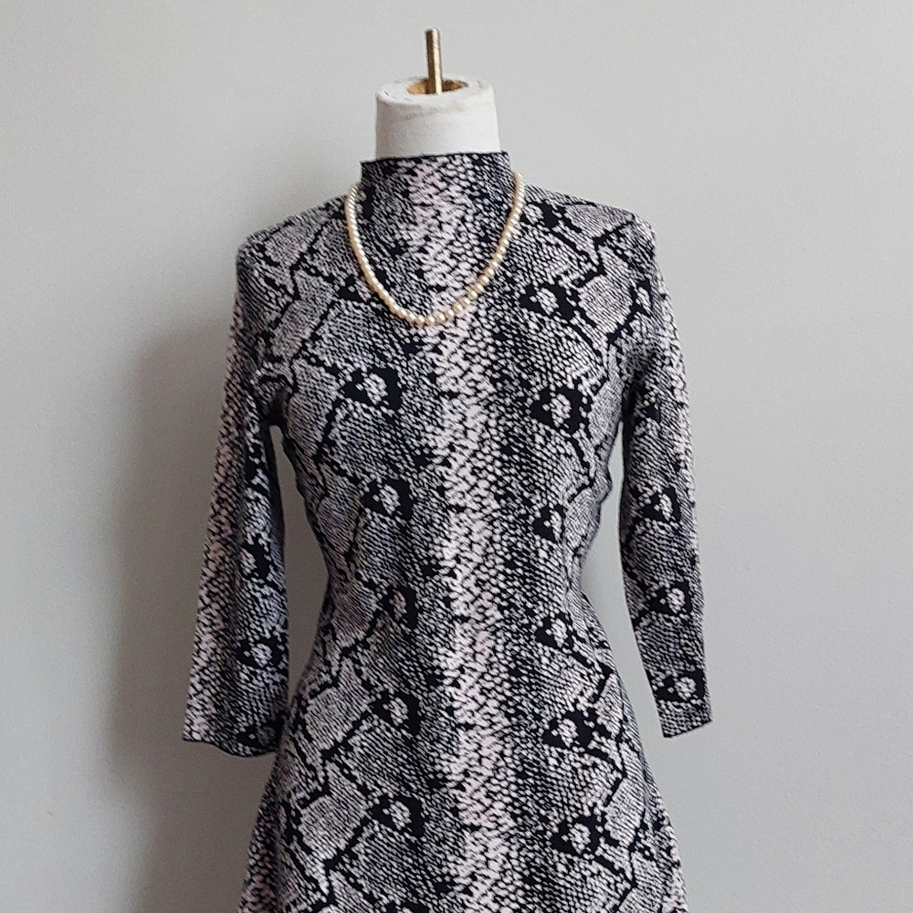 Nanette Lepore - Knit Dress Stretch Size M - perfect for Winter and Fall!